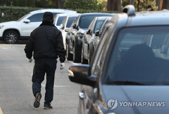 서울 시내 한 아파트 단지에서 근무 중인 경비원 모습. 연합뉴스